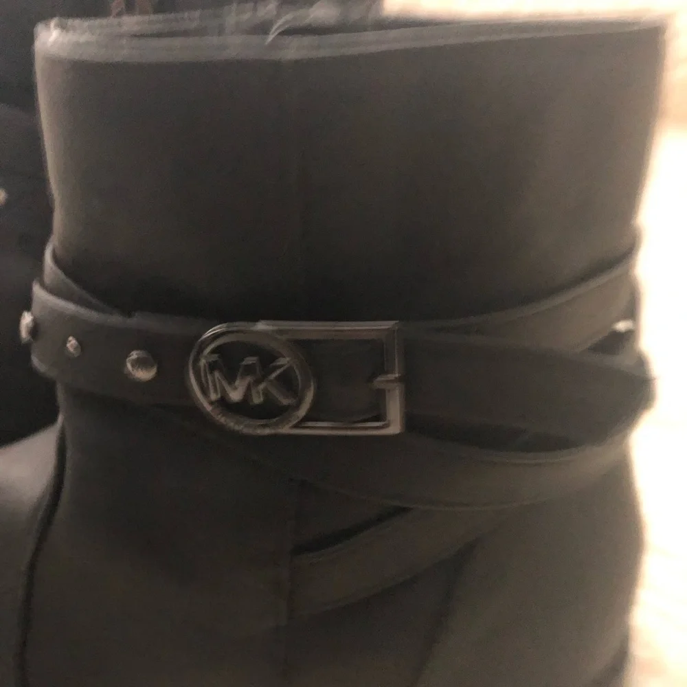 𝅺michael Kors buckle bootie